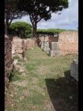 02998 ostia - regio ii - insula ix - edificio (ii,ix,5) - porticus - bli ri sueden - 09-2022.jpg